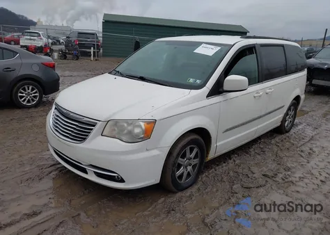 2011 Chrysler Town & Country Touring z USA, uszkodzony, nr VIN 2A4RR5DG1BR645437